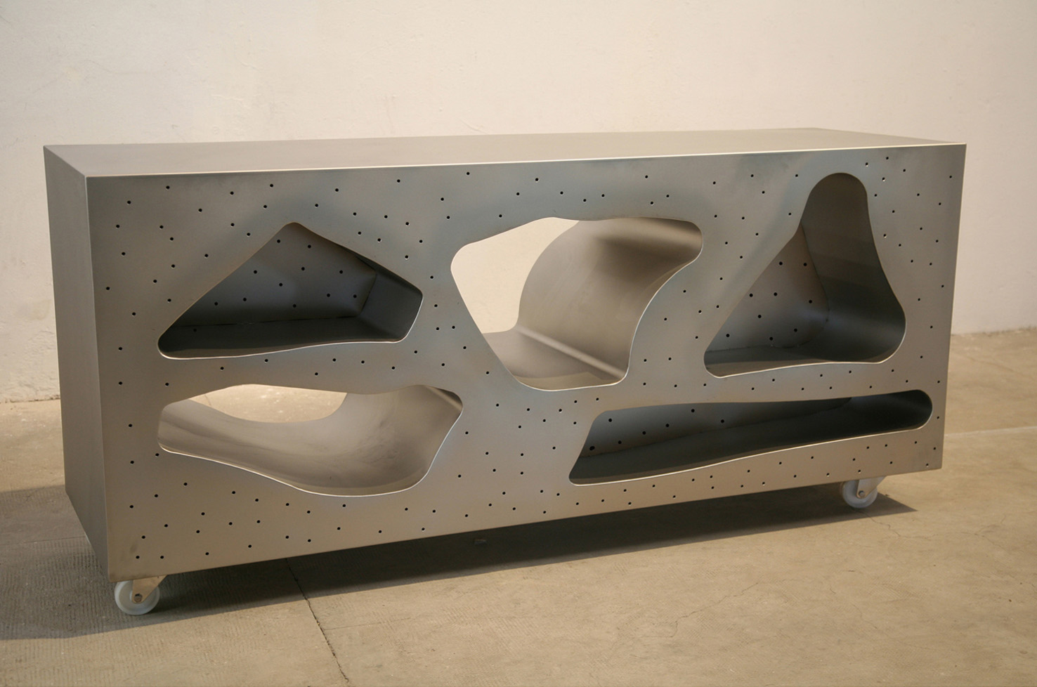 Mueble 1, 2014, acero inoxidable satinado, 85,5 x 180,5 x 55 cm.